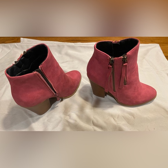 Women’s zip up boots. Size 7. - Picture 1 of 4